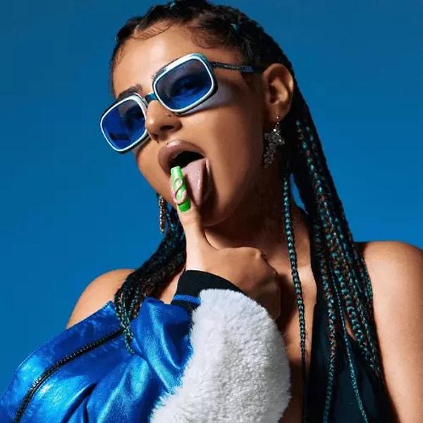 Son zamanların en popüler kadın rapçilerinden biri haline gelen Alizade, deli dolu dobra halleri ve güldüren açıklamalarıyla sık sık magazinin gündeminde yer alıyor.