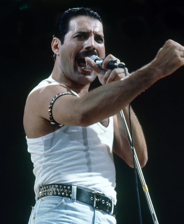 Popüler sanatçı, daha öncekilerden farklı olarak bıraktığı bıyık modeliyle Freddie Mercury'e benzetildi.