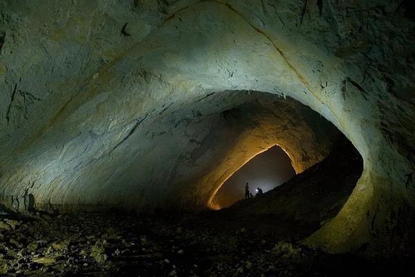 Movile mağarası, 1986 yılında jeolog Christian Lascu tarafından keşfedilmiştir ve mağara içinde yaşamın sürdürüldüğü en eşsiz ekosistemi barındırır.