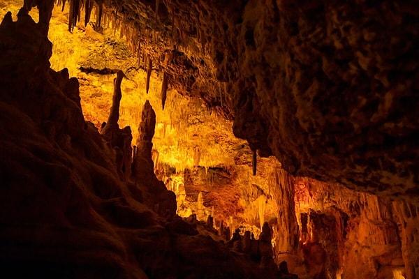Mağara sadece 50 metre derinliğinde ve 240 metre uzunluğunda, bu da onu nükleer bir patlama ve radyoaktiften korunmak için yeterince derin yapar.