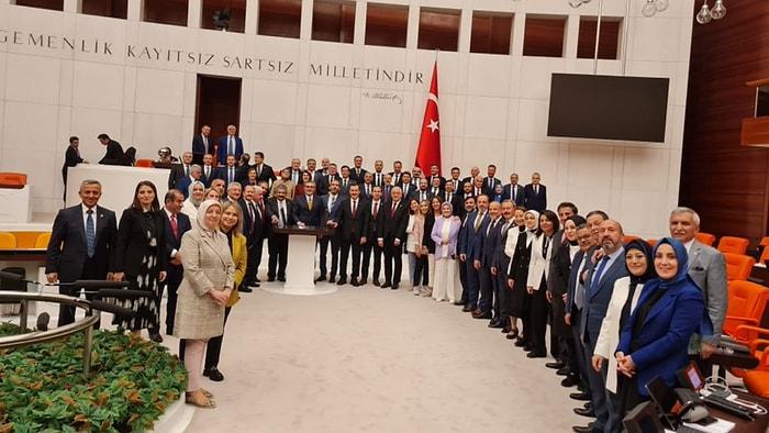 ‘Sansür Yasası’ Pozu: AK Parti ve MHP’liler Meclisten Geçirdi