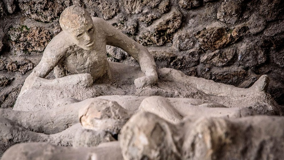 Fırat Kalkanı Operasyonu Başladı, Vezüv Yanardağı Patladı Pompeii Yok Oldu; Saatli Maarif Takvimi: 24 Ağustos