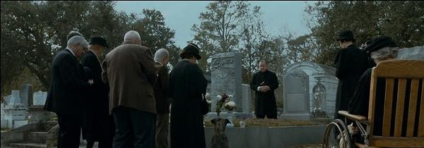14. 2008 yapımı 'The Curious Case of Benjamin Button' filminde Maple'ın mezar taşında isim, doğum ve ölüm tarihi yazmamaktadır. Bunun sebebi filmin başlarında Benjamin Button'ın Maple hakkında çok fazla bilgi sahibi olmamasıdır.