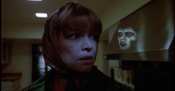 3. 1973 yapımı 'The Exorcist' filminde Chris Macneil ışığı kapatır kapatmaz bir saniyeliğine korkunç bir yüzle kaşılaşıyor.