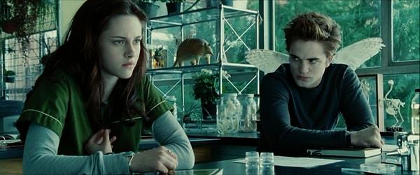 2. 'Alacakaranlık' filminde Bella ve Edward ilk tanıştığında arkada bulunan baykuş biblosu Edward'ın kanatları gibi duruyor.