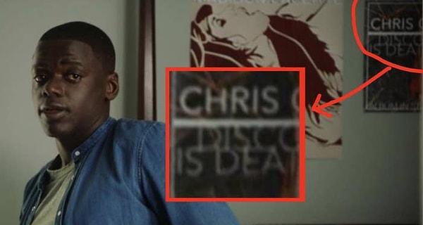 1. 'Get Out' filminde Chris karakteri evdeki yardımcıyla sohbet ederken arkada 'Chris is dead', Türkçesiyle 'Chris öldü' yazıyor.