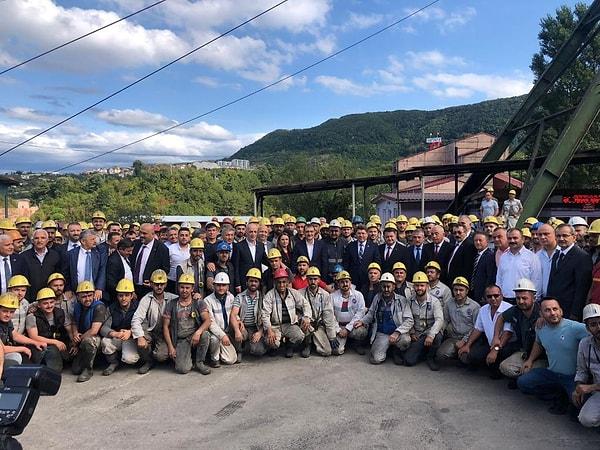 Enerji Bakanı Fatih Dönmez, işçilerle fotoğraf çektirmişti