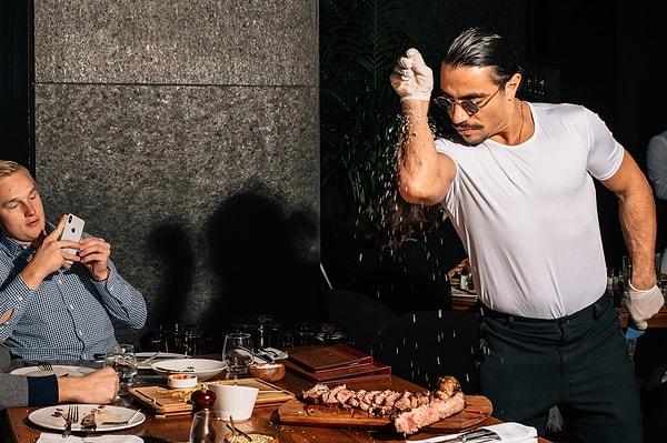 "Saltbae" olarak dünyada viral olan et tuzlama tekniğiyle işletmeci Nusret Gökçe, dünyaca ünlü İtalyan restoran markası Cipriani’nin açılışını yaptı.