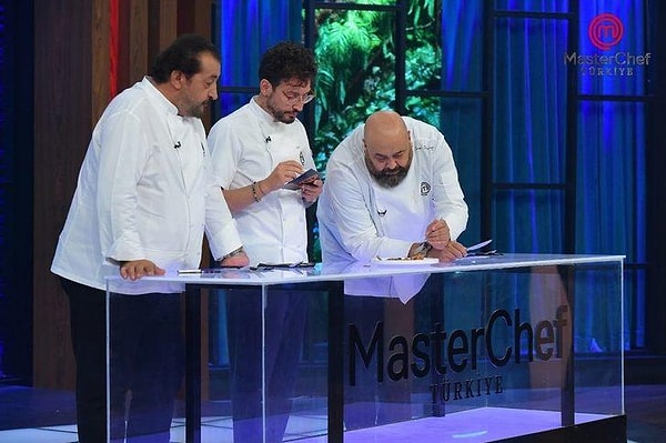 MasterChef'te haftanın bir günü MasterClass yayınlanıyor. Burada şefler bir yemeğin yapılışı ile ilgili önemli detayları vererek yarışmacıların bilgilenmesini sağlıyor.