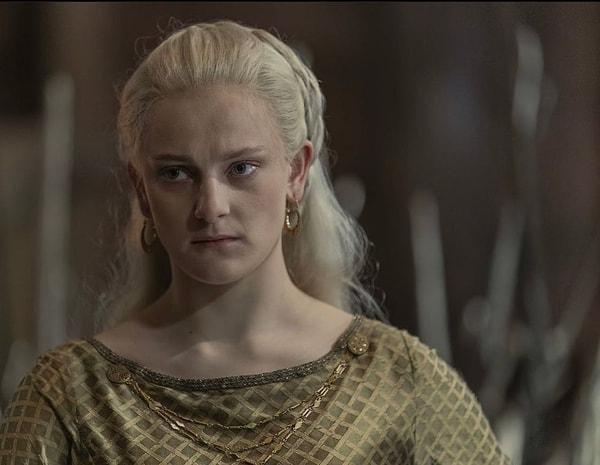 King's Landing halkı tarafından oldukça sevilen Helaena Targaryen intihar eder ve şehirde büyük bir ayaklanma baş gösterir.
