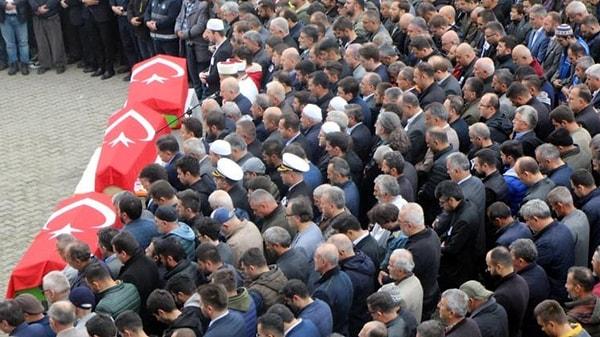 Türk bayrağına sarılı tabuta sarılarak gözyaşı döktü