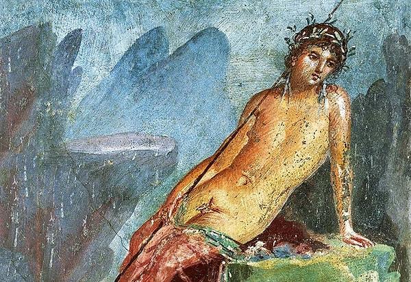 Hera, o sırada kocası Zeus'un su perileri ile görüştüğü haberini almış ve aslında onu yakalamaya gidiyormuş. Ekho ise konuşmayı çok severmiş ve Hera'yı saatlerce lafa tutmuş.