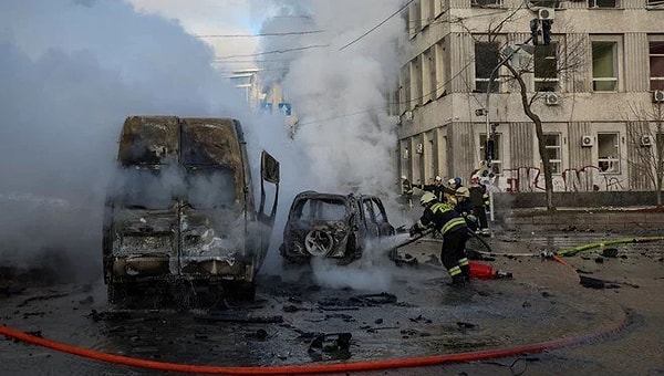 Şubat ayından bu yana Rusya ile savaşan Ukrayna, bir kez daha Rus güçlerinin saldırısına uğradı. Ukrayna halkının bir kez daha sığınaklara gönderildiği olay kısa sürede gündem oldu.