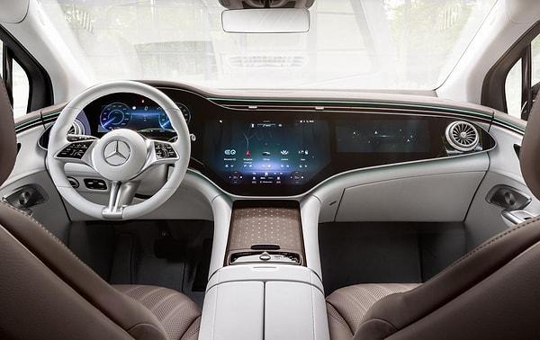 Mercedes-Benz EQE SUV'un yaşam alanında 12.3 inç dijital gösterge paneli ve 12.8 inç dokunmatik multimedya ekranı standart.  OTA güncelleme desteğine sahip olan modelde kullanıcı, sisteme kendi istediği görseli yükleyip ekranlar kullanılmadığı zamanlarda arka plan olarak gözükmesini sağlayabiliyor.