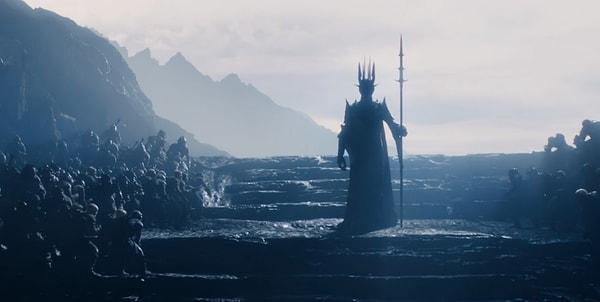 5. Hikayenin orijinalinde Sauron, Annatar (Armağanların Efendisi) ismiyle elflerin arasına gelir ve vaatleriyle onları baştan çıkarmaya çalışır.
