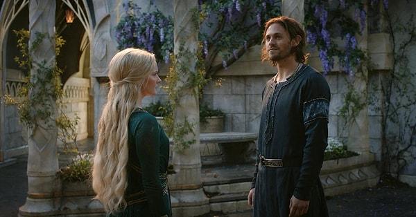 6. Elrond ve Celebrimbor'a gerçeği söylemek yerine, Galadriel onlara iki yerine üç yüzük yapmalarını söyler.