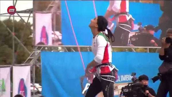 İran İslam Cumhuriyeti'nin kurallarına göre kadın milli sporcular başörtüsü takarak yarışmak zorundalar. Bu sebeple sporcu Elnaz Rekabi ülkesinde gittiğinde ceza alabilir...