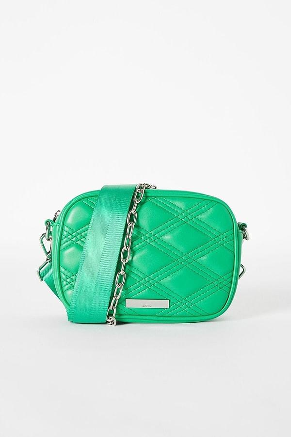 5. Zincirli yeşil çanta, hayata biraz renk katmak isteyenler için...