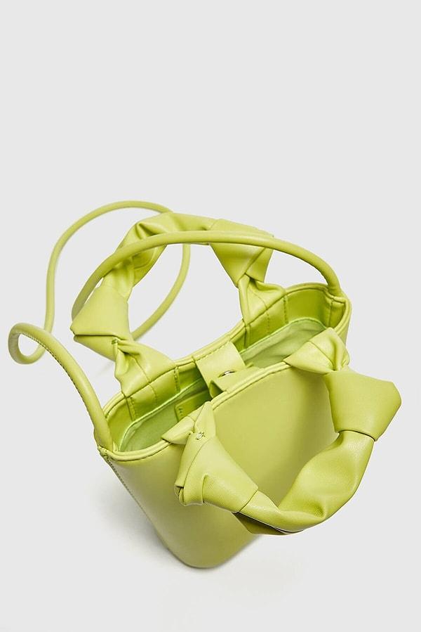 7. Düğüm detaylı mini çanta biraz renge ihtiyacı olan kombinler için ideal.