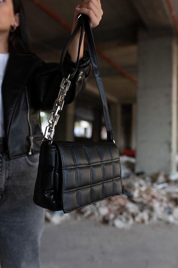 10. Plastik zincir detaylı siyah çanta, uygun fiyatı ile öne çıkan bir parça.