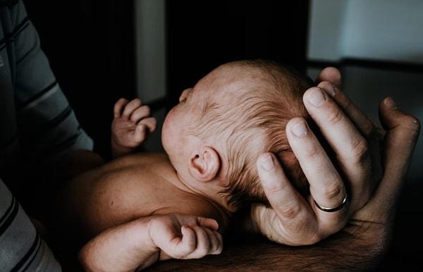 Yeni doğan bebeklerin en değerli besini olan anne sütünün neden renk değiştirdiğini hiç merak ettiniz mi?
