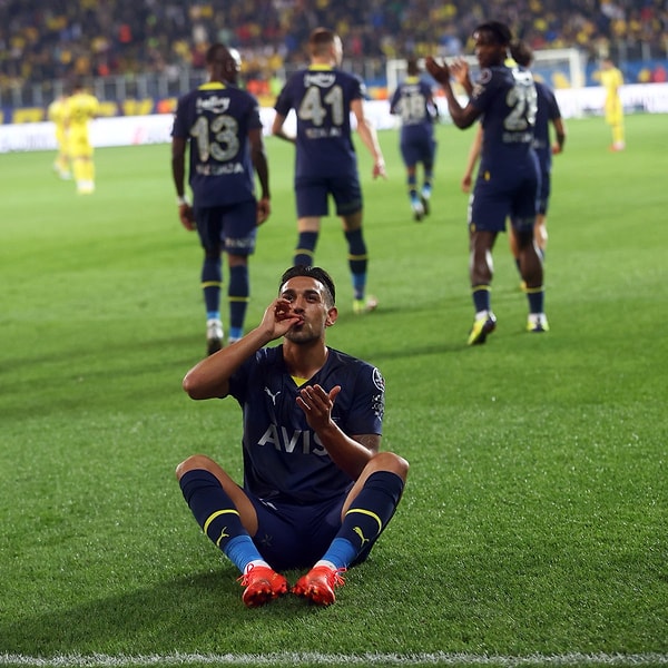 Fenerbahçe, sahadan 3-0 galip ayrıldı.