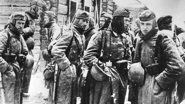 Ele geçirilen Alman askerler, geçici sığınmacı olarak görüldü ve mülteci konumunda gözaltına alındı.
