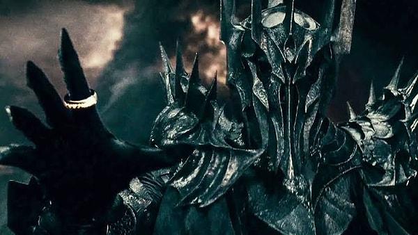 Sauron'un sesi, kesilen sahnelerin birinde duyuluyor.