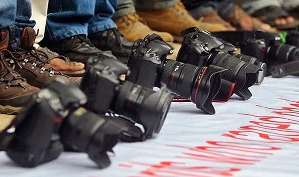 'Gazeteciler fiziksel şiddete maruz kaldı'