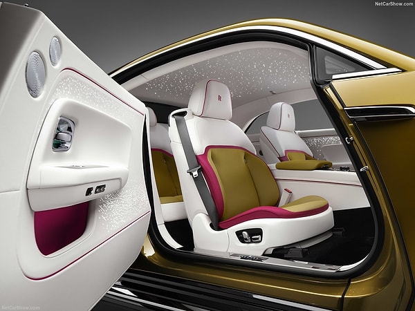 Rolls-Royce Spectre, teknolojik açıdan en gelişmiş RR modeli olarak karşımıza çıkıyor. Opsiyonel olarak sunulan 'Starlight Doors' özelliği, kapı içlerinde 4796 adet aydınlatılmış nokta ile adeta bir yıldız şöleni sunuyor. Üstelik bu yıldızlar tavanda da devam ediyor.