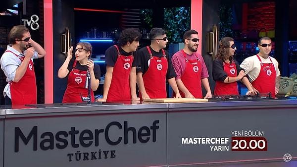 MasterChef Türkiye'de dün akşam dokunulmazlık oyununun kazananı kırmızı takım olmuştu. Kazandıkları takdirde bir sürprizleri olduğunu söyleyen takım, arkadaşları Atike gibi göz bandı takarak stüdyoya giriş yaptı.