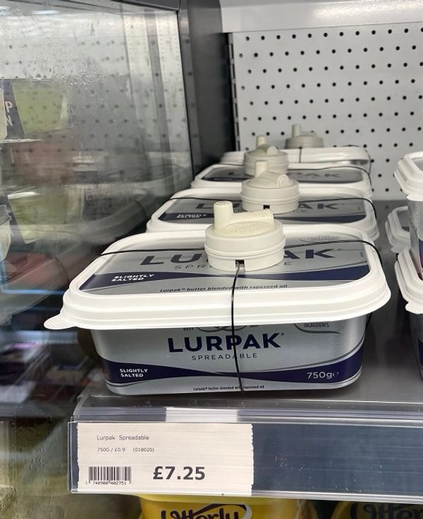 İngiltere'de bir markette 750 gram tereyağın 7,25 sterlin olduğu görüldü. Ancak asıl dikkat çeken bu ürüne alarm takılmış olmasıydı.