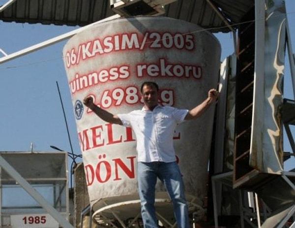 Dünyanın en büyük döneri rekoru bile Bursa'da kırıldı! 6 Kasım 2005 tarihinde Eyüp Solmaz tarafından kuzu eti kullanılarak yapılan 2 ton 698 kilogramlık dönerle Guinness Rekorlar Kitabı’na girilmişti...
