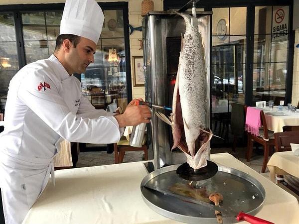 Mehmet şef önce küçük bir gruba yaptığı balık dönerin çok sevildiğini görünce restoranın menüsüne eklemiş...