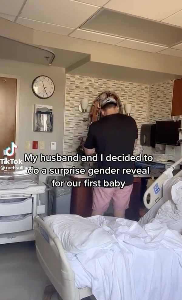 Videoda, ilk bebeklerinin beklerken cinsiyetinin sürpriz olmasına karar veren bir çift görüyoruz.