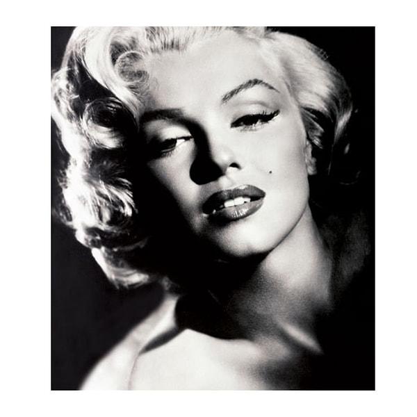Blonde, Marilyn Monroe'yu küçük düşürdüğü ve daha çok erkeklere hitap ettiği gerekçesiyle eleştirildi.