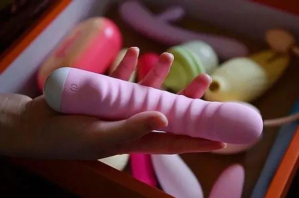 Uzun süreli iş seyahatlerine çıktığı için karısına kendi cinsel organına benzer özel bir erotik oyuncak yaptıran adam eşinin oyuncağı yakın arkadaşına verdiğini söyledi.