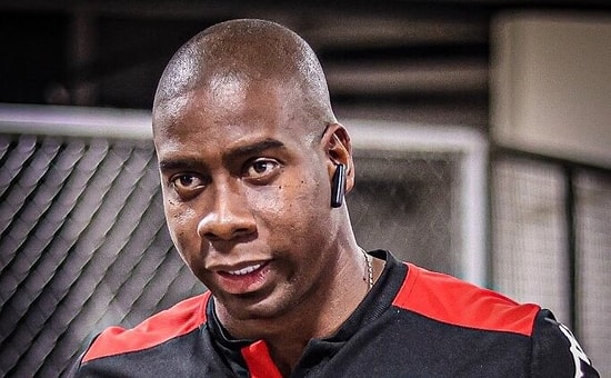 Bakın Ne Yaptı! Dikkat Dağıtmak İçin Cinsel Organını Açtı