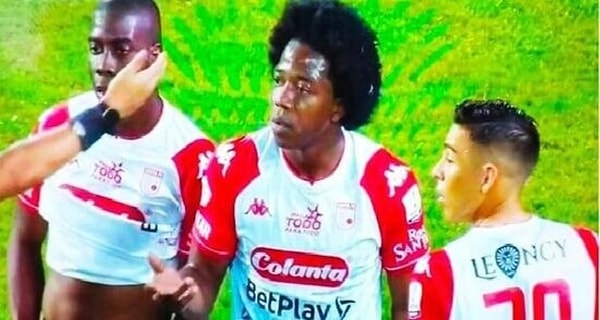 Dikkatini dağıtmak için cinsel organını gösterdi