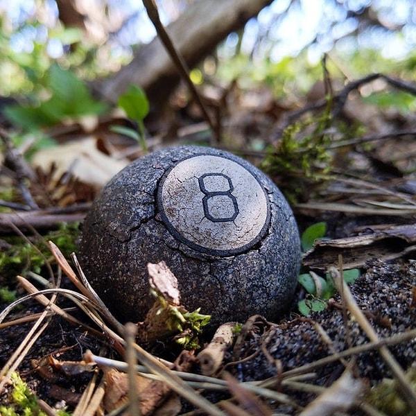 2. "Ormanda bulduğum 8 numaralı bilardo topu."
