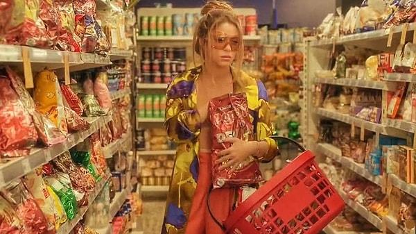 Klipte Shakira, amaçsızca ve üzgün bir şekilde süpermarkette yürüyor, daha sonra geçmişine ait bir aşk, onun kalbini söküp koparıyor.