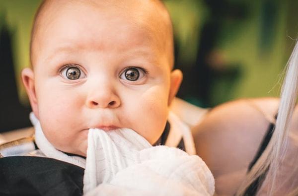 Göz rengi değişimi, bebek gelişiminin normal bir parçasıdır. 9 aydan 3 yaşına kadar bir bebeğin göz rengi, melanin salınımı ile tek bir renk tonuna dönüşür.