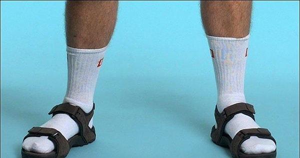 2. Sandaletin içine uzun beyaz çorap giymek