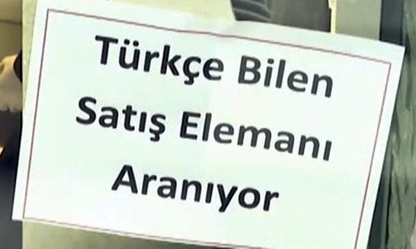 Müşterilerinin çoğu yabancı olduğu belirtilen mağazanın Türk müşterileri için asılan ilanda, 'Türkçe bilen eleman aranıyor' yazıyor.