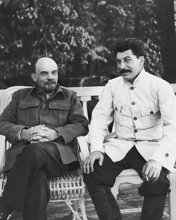 1930'ların başında Stalin, rötuşlardan o kadar etkilendi ki, daha sonra “görüntü doktoru” olarak adlandırılan büyük bir fotoğraf rötuş ekibi kurdu.