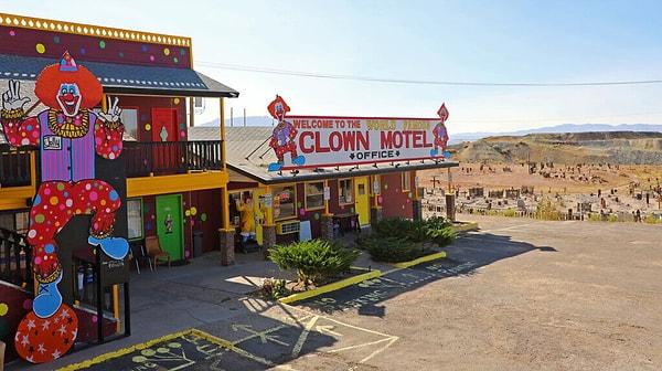 13. Nevada'da küçük bir kasabada bulunan bu palyaço moteli ürkütücü bir mezarlığın yanında yer alıyor.