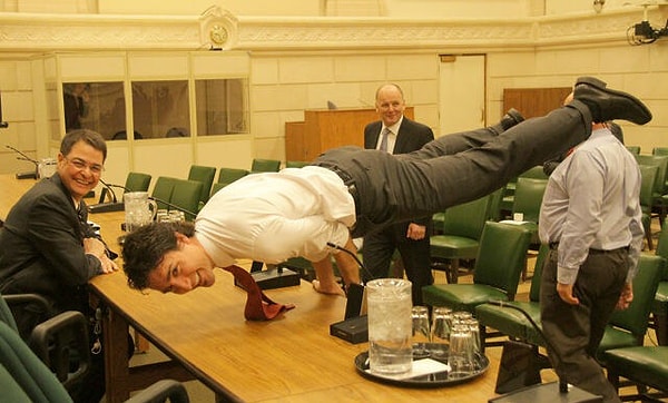 13. Tabii ülkenin muhafazakar kesimleri, Trudeau’nun sadece yakışıklı olduğu için ilgi çektiğini ve entelektüel olarak zayıf olduğunu öne sürdü. Ancak Trudeau 2015 genel seçimlerine tüm hırsıyla hazırlanmaya devam etti.