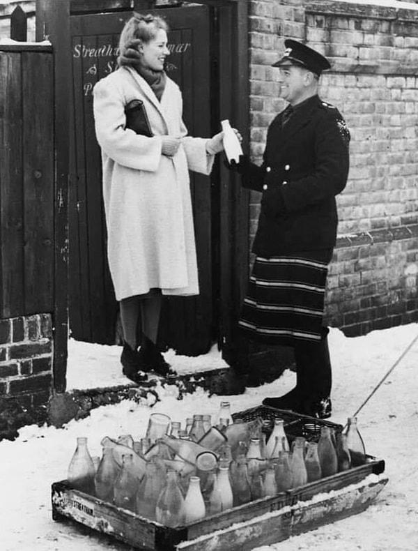 5. Londra'daki Streatham Gramer okuluna süt teslimatı yapılırken - 1939: