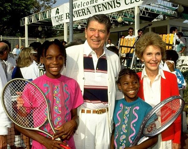 6. Serena ve Venus Williams, 1990 yılında eski Başkan Ronald Reagan ve eşi Nancy ile fotoğraf çektirirken: