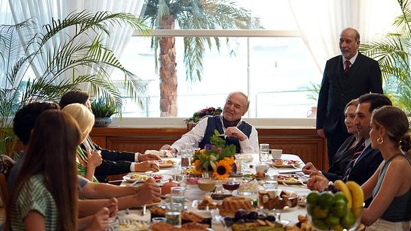Yalı Çapkını, daha ilk yayınlandığı andan beri çok seviliyor. Afra Saraçoğlu ve Mert Ramazan Demir'i tekrar bir araya getiren dizi reytinglerde başarısını gösteriyor.